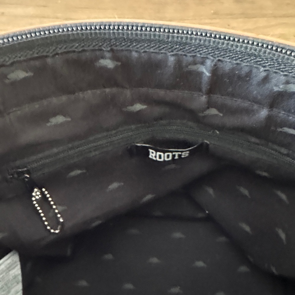 ROOTS NWOT Black and Tan Crossbody Bag - Picture 10 of 12
